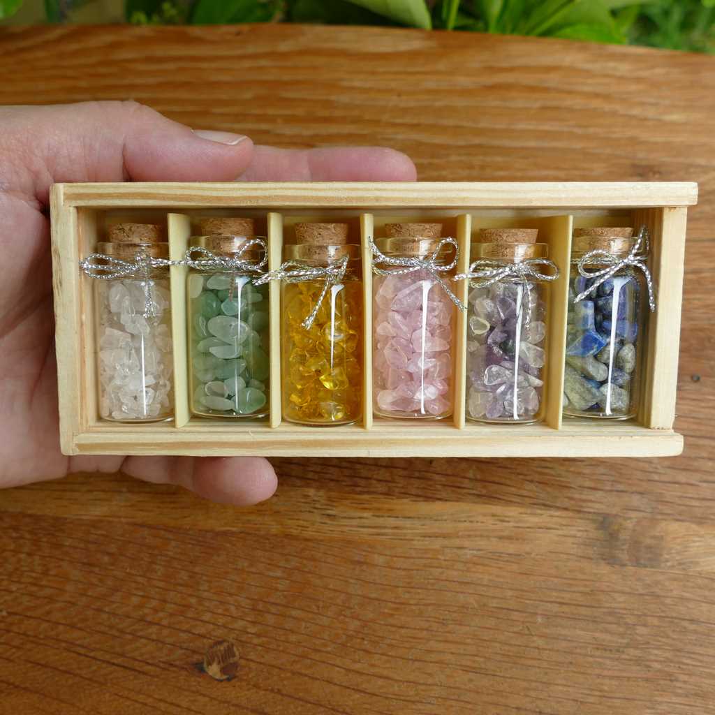 6 Mini Gemstone Bottles Set in Wooden Box – Healing Crystal Chip Stones for Chakra Balancing & Home Décor